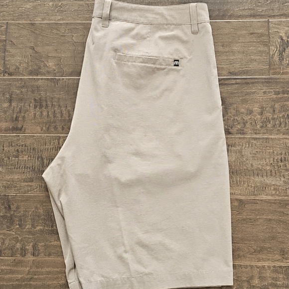 Travis Mathew Light Beige Flat Front Shorts sz 38 - Picture 4 of 7